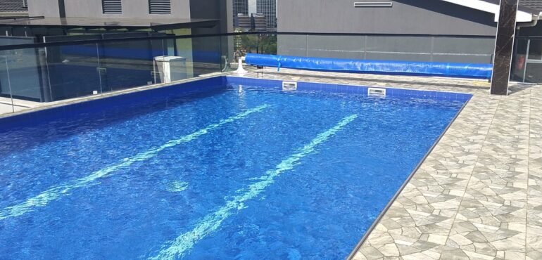 Swimming pool heat pump